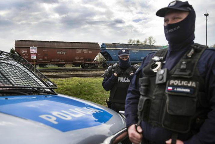 Дикий Запад по-польски: Поезда, везущие Зеленскому снаряды и гранаты, грабят по дороге