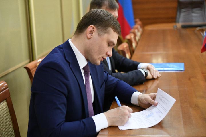 Валентин Коновалов подал документы на участие в выборах главы Хакасии