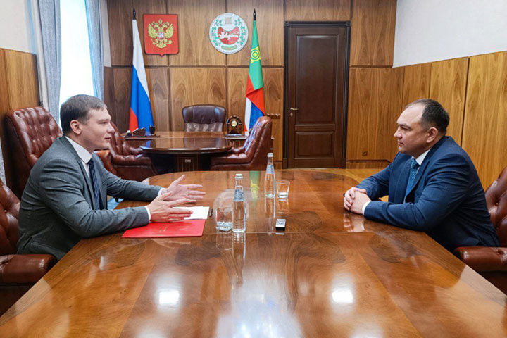 Валентин Коновалов провел рабочую встречу с новым руководителем СУЭК-Хакасия 