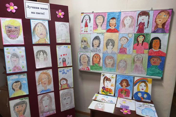 В Клубе инвалидов по зрению в столице Хакасии открылась выставка детских рисунков