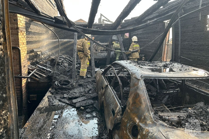 В Абакане сгорел гараж с автомобилями 