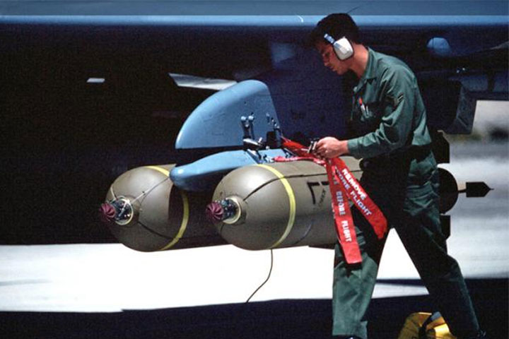 Шизофрения Байдена: Вашингтон хочет вооружить ВСУ кассетными бомбами