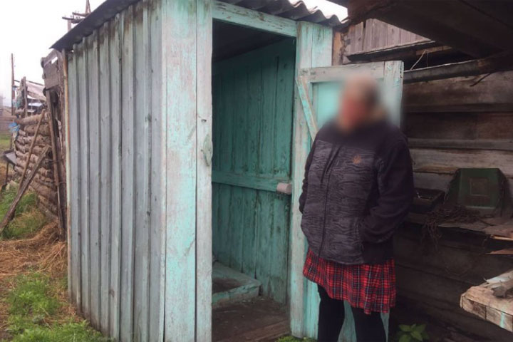 Женщина родила в уличном туалете и спрятала тело новорожденного в сарае