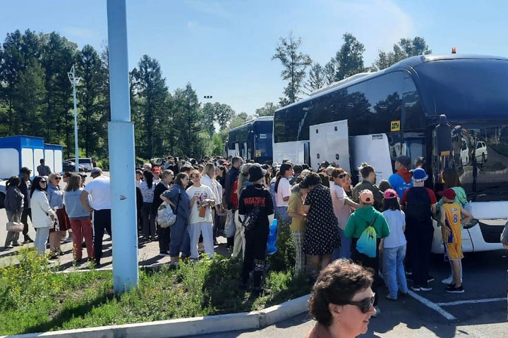 Школьники Алтайского района заехали в лагерь «Беркут»