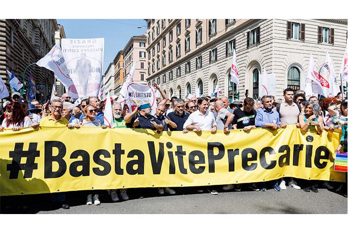 На митинге в Риме протестующие раскритиковали действия Запада против России
