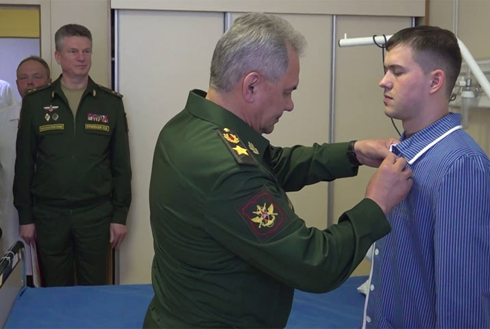 Шойгу наградил участников спецоперации в военном госпитале имени Вишневского