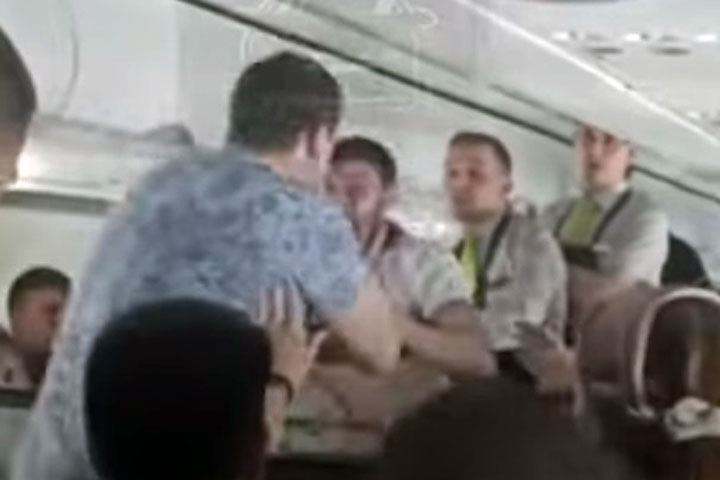 Пассажиры рейса Красноярск – Москва устроили драку на борту самолета  