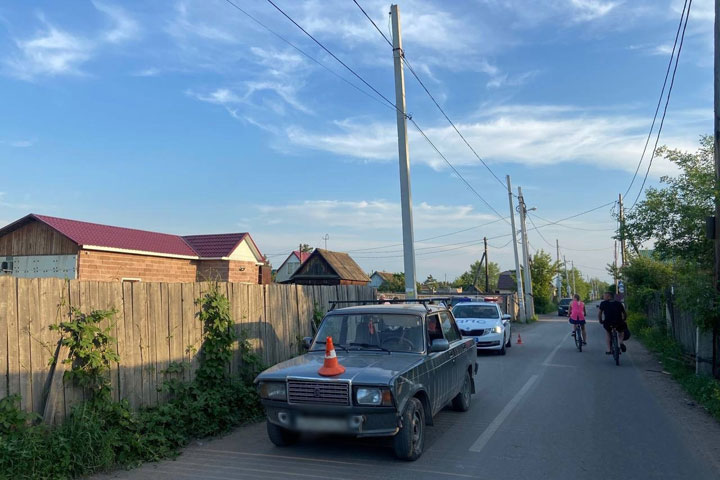 В частном секторе Абакана сбили девочку на самокате 