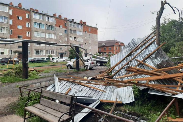 В соцсетях - видео момента падения крыши, убившей мужчину