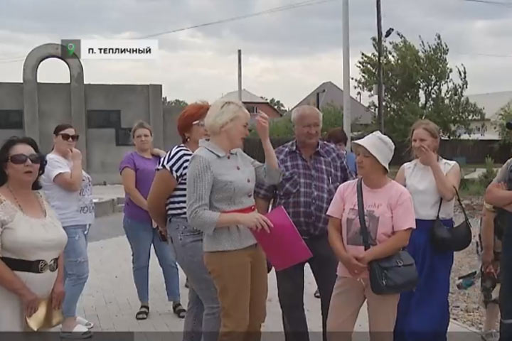 Скандал с памятником: жители Тепличного вышли поддержать главу поселка Анну Мадисон