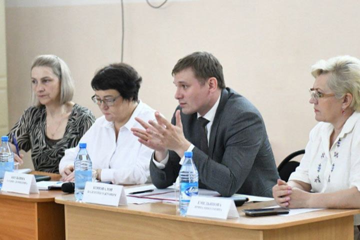 Глава Хакасии провел  открытый диалог с жителями деревень Буденовка и Новониколаевка