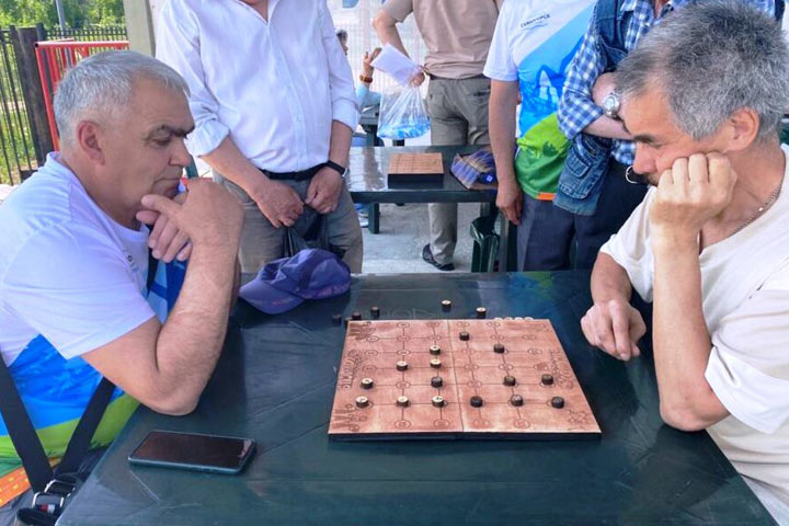Сборная Центра общения старшего поколения победила на турнире по национальным шашкам