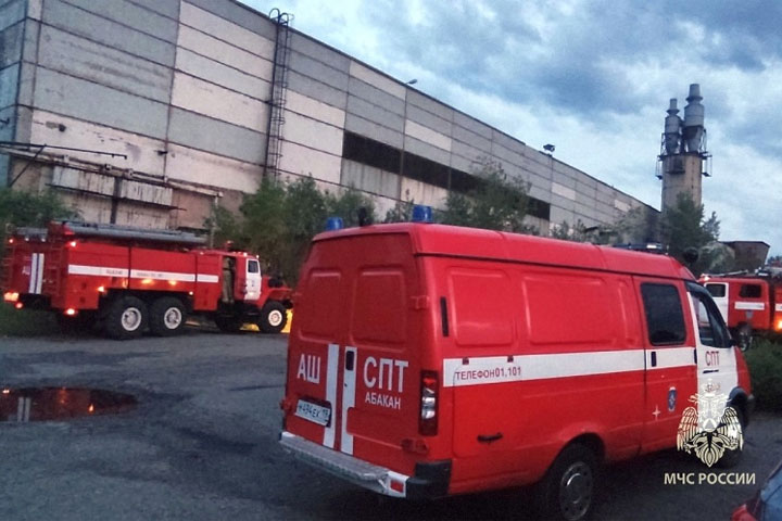 Огнеборцы тушили цех на предприятии и дома в двух районах Хакасии