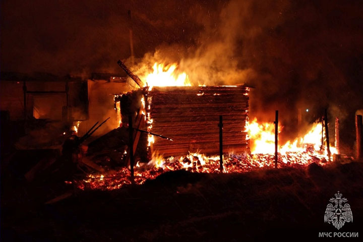 В Алтайском районе на пожаре погиб молодой мужчина 