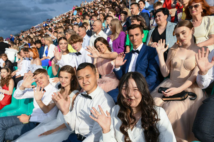 Глава Хакасии поздравил выпускников