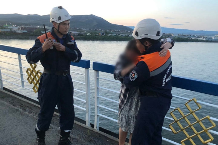 Спасатели эвакуировали плачущую девушку на Коммунальном мосту
