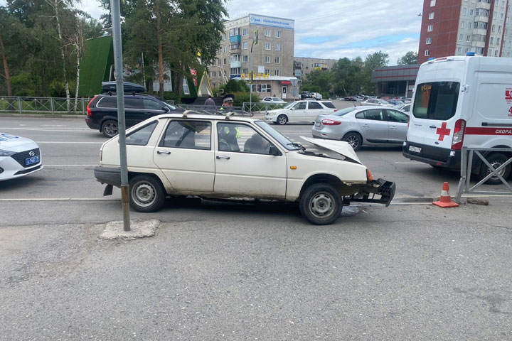 В Саяногорске автомобиль с неисправными тормозами протаранил ограждение