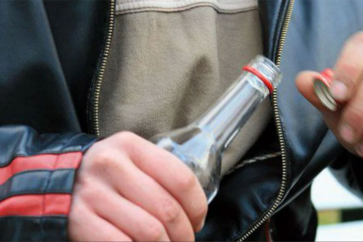 Житель Черногорска украл бутылку водки и сразу выпил ее 