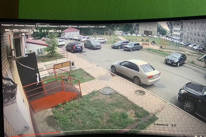 В абаканском дворе неизвестный хулиган обстреливал машины