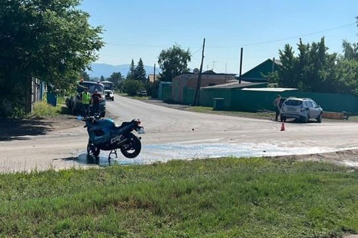 В Черногорске пьяный водитель не заметил мотоциклиста 