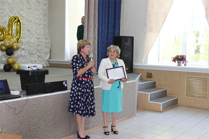 Оксана Разварина поздравила с юбилеем профессиональное училище № 16 села Таштып