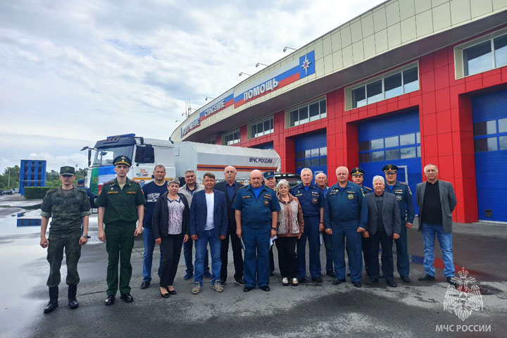 Сотрудники МЧС собрали груз для отряда из Хакасии «Ирбис»