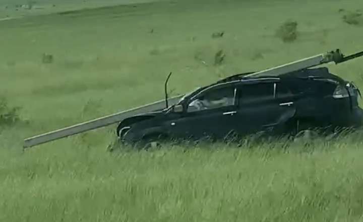 В Хакасии иномарка протаранила столб в поле