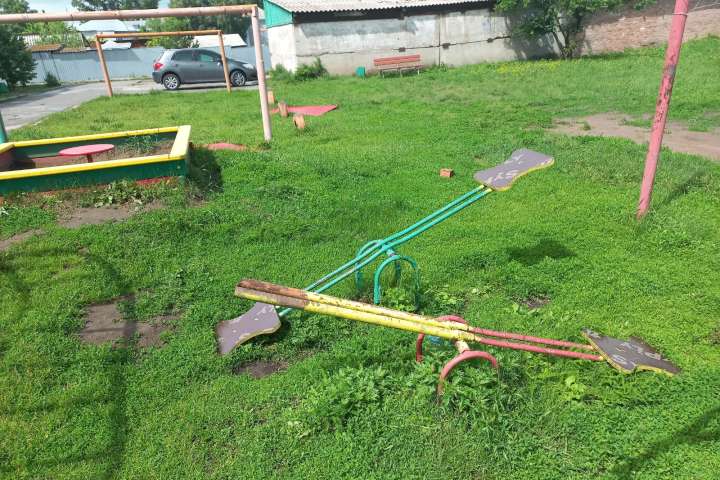 В Хакасии прокуратура требует привести в порядок детские игровые  площадки 