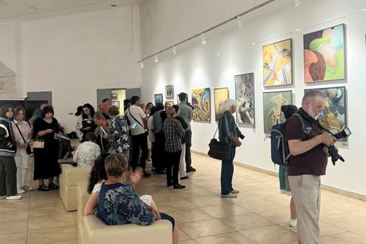 В Хакасии открыта выставка «Картина мира» Александра Краснова