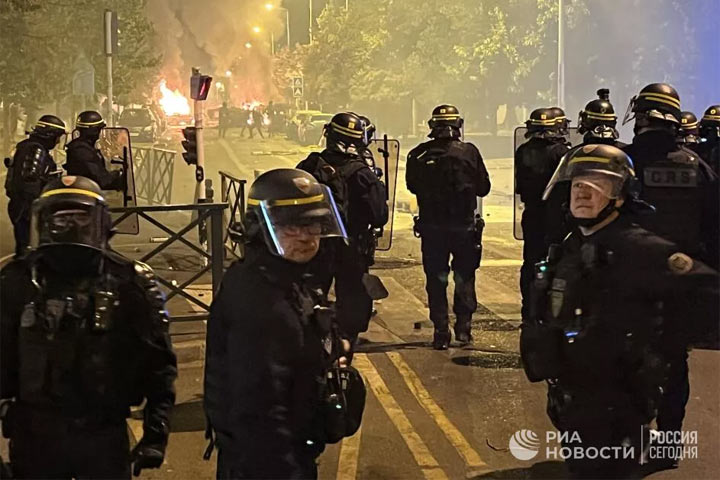 Во Франции задействовали 45 тысяч полицейских для борьбы с беспорядками