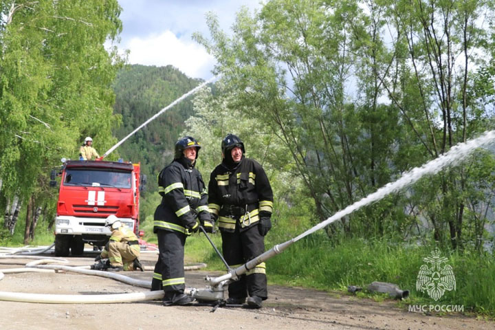 В Саяногорске огнеборцы проводят опыты с пожарной насосной станцией