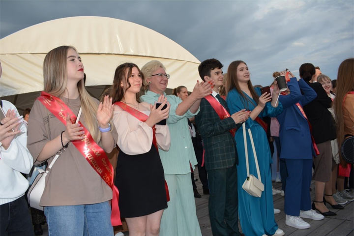 Алые паруса хакасии 2024. Алые паруса (праздник выпускников). Фотосессия выпускников. Алые паруса в Хакасии. Наши выпускники.