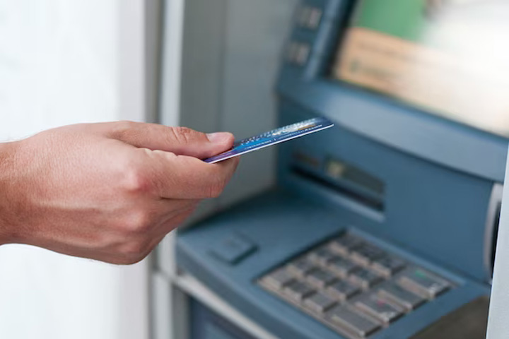 В Хакасии продавец похитила банковскую карту, забытую покупателем