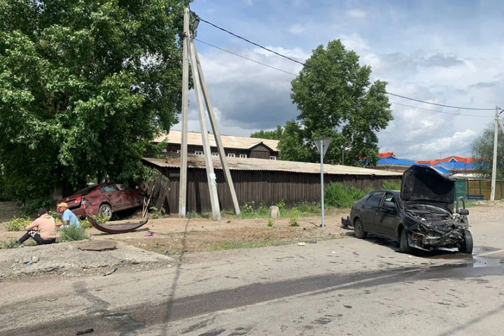 В ДТП с двумя легковушками пострадали шесть человек 