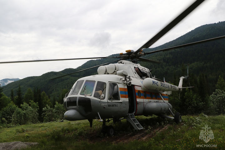 В Хакасии спасателям МЧС пришлось эвакуировать женщину на вертолете. Видео