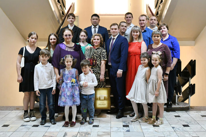 Глава Хакасии наградил семью, в которой воспитывается 8 детей