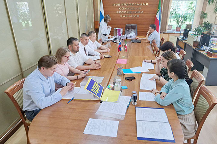 Михаил Молчанов подал документы для регистрации на выборах главы Хакасии