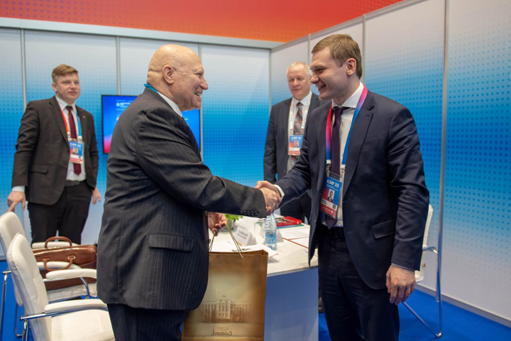 КЭФ-2022: глава Хакасии встретился с руководителем Ассоциации российских дипломатов