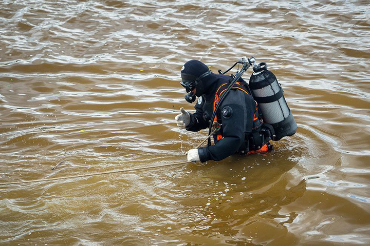 Водолазы ищут тело утонувшего в озере мужчины