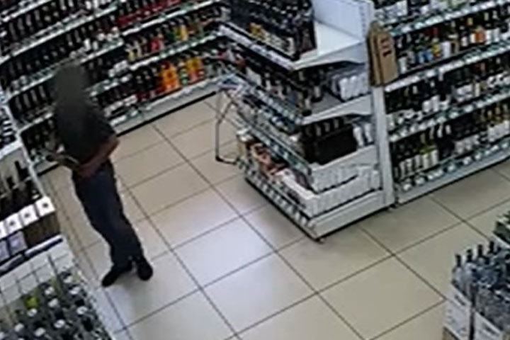 В Саяногорске вор вынес из супермаркета 2 бутылки виски, спрятав их в штаны 