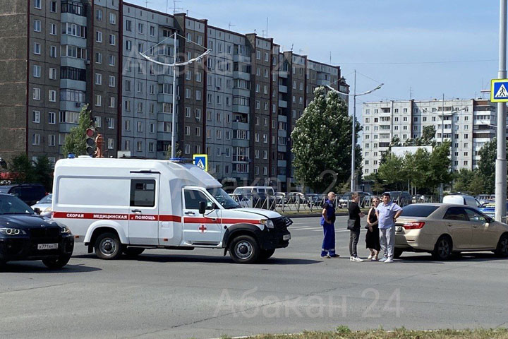 В Абакане на Некрасова ехавшая с пациентом скорая попала в ДТП