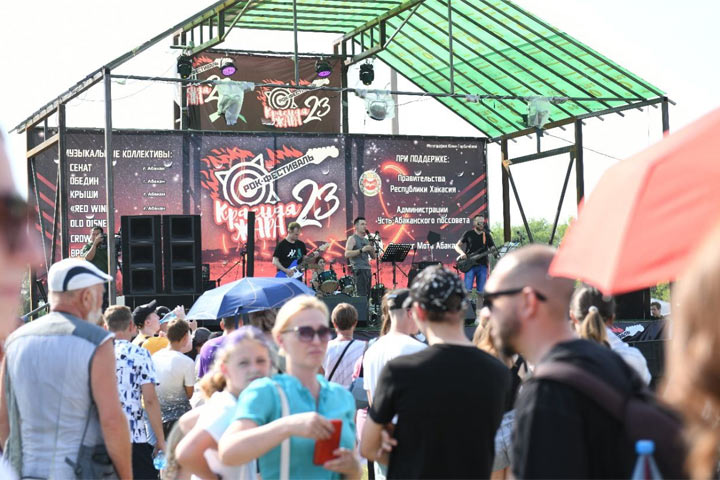 Валентин Коновалов открыл первый в республике рок-фестиваль «Красная жара»
