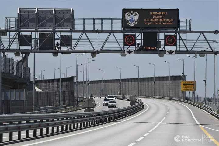 Движение на Крымском мосту приостановили из-за ЧП