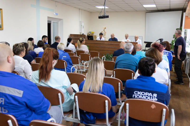 Депутат Сергей Сокол провел рабочую встречу с сотрудниками станции скорой помощи в Абакане