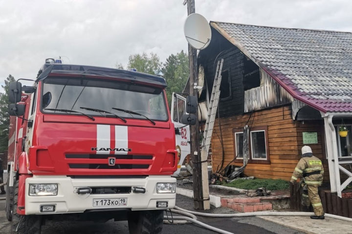 В Хакасии горело административное здание базы отдыха «Сюгеш» 