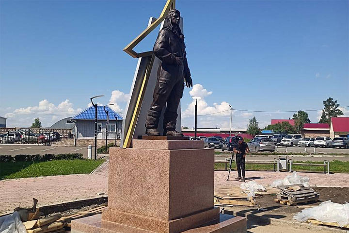 Памятник летчику Василию Тихонову устанавливают у абаканского аэропорта