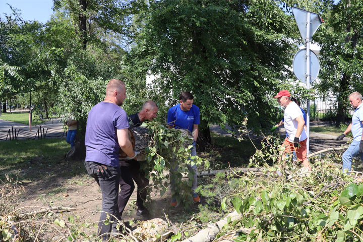 Около тысячи абаканцев вышли на большой городской субботник