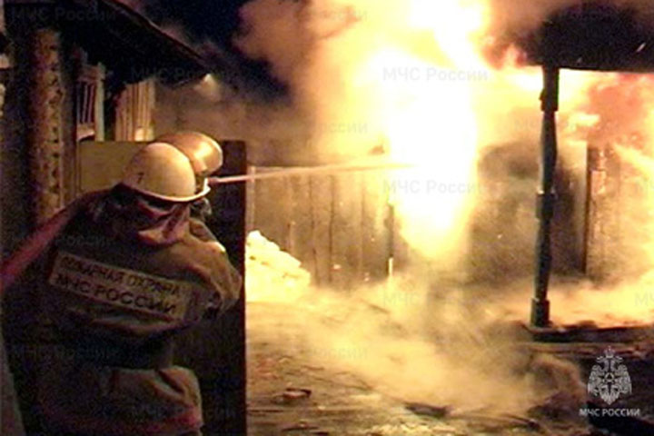 В Таштыпском районе загорелись надворные постройки 