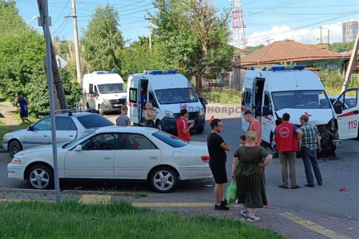 Иномарка врезалась в машину скорой помощи