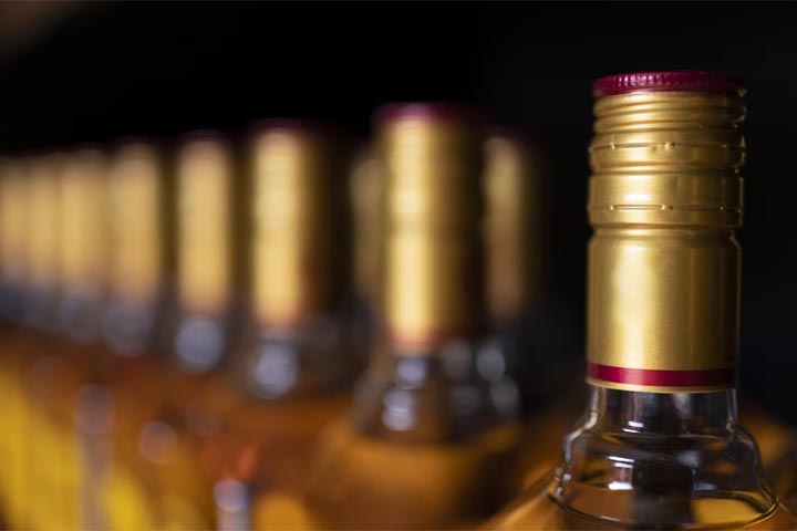 В Хакасии будут судить мужчину, хранившего в гараже 1000 бутылок с алкоголем